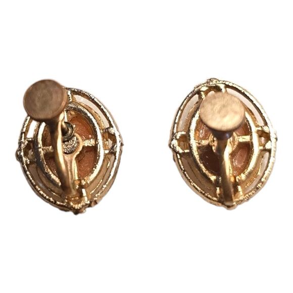 Vintage Cameo Screwback Earrings - Picture 2 of 10